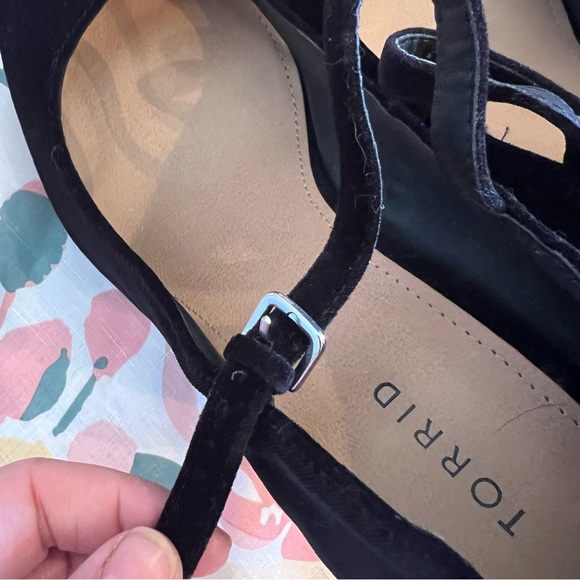 Torrid Velvet Pumps Size 11 Wide Black - Picture 7 of 11